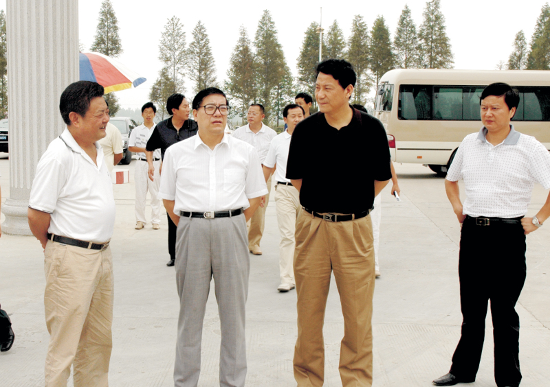  2006年9月1日，湖北省委常委、統(tǒng)戰(zhàn)部部長蘇曉云蒞臨我公司考察，張嗣義書記陪同